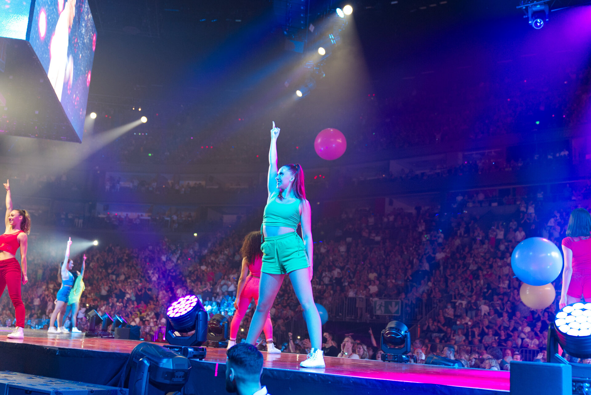 Arena show with a full crowd